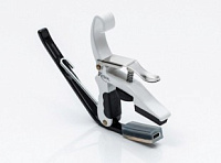 KYSER KLDBA каподастр K-LEVER на 4 струны для акустической гитары. Зажимает 5, 4, 3 и 2-ю струны. Для строя двойной Drop D, цвет черный